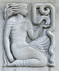 Relieve en piedra de la diosa Hygea